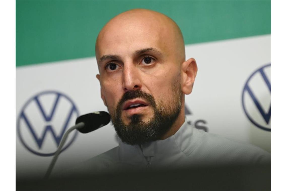 U21-Neu-Trainer Antonio Di Salvo beantwortet die Fragen der Journalisten. Foto: Marijan Murat/dpa