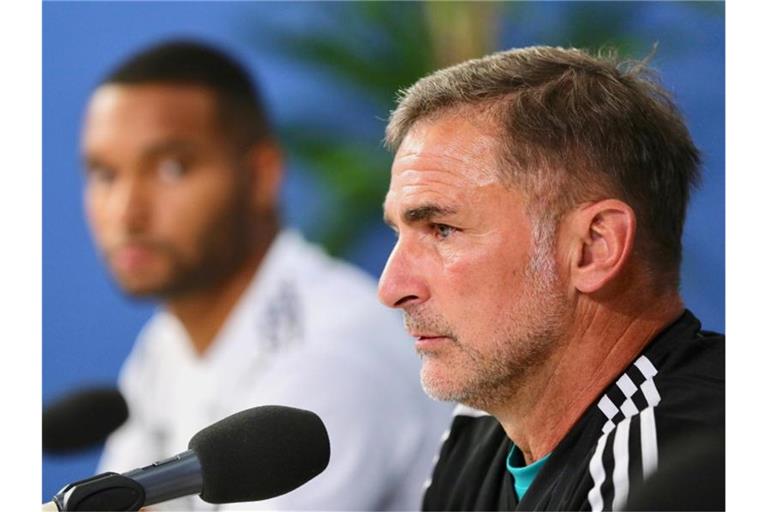U21-Trainer Stefan Kuntz (r) und Kapitän Jonathan Tah diskutieren über Aberglauben. Foto: Cézaro De Luca