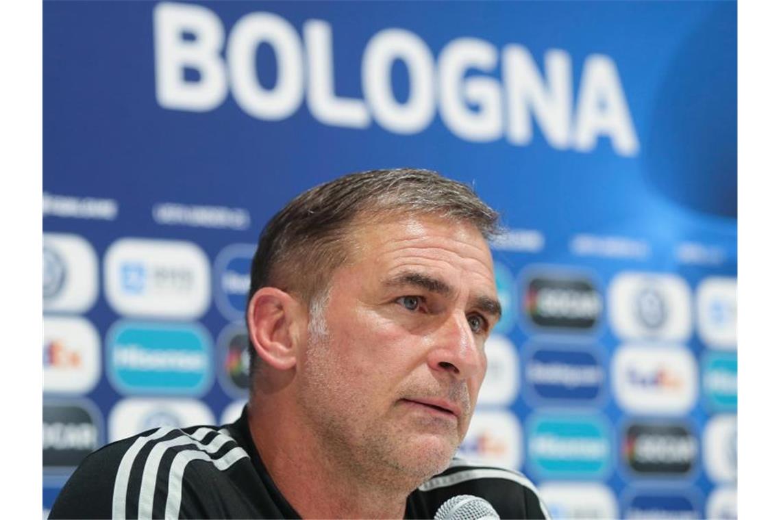 U21-Trainer Stefan Kuntz spricht bei der Pk in Bologna mit Journalisten. Foto: Cezaro De Luca