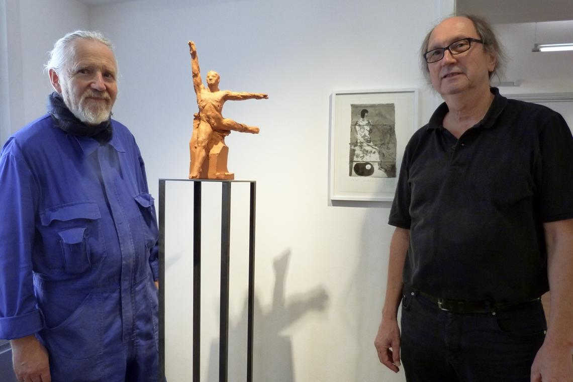 Ubbo Enninga (links) und Wolfgang Kienle beim Aufbau ihrer Ausstellung in der Galerie des Backnanger Heimat- und Kunstvereins. Foto: P. Wolf