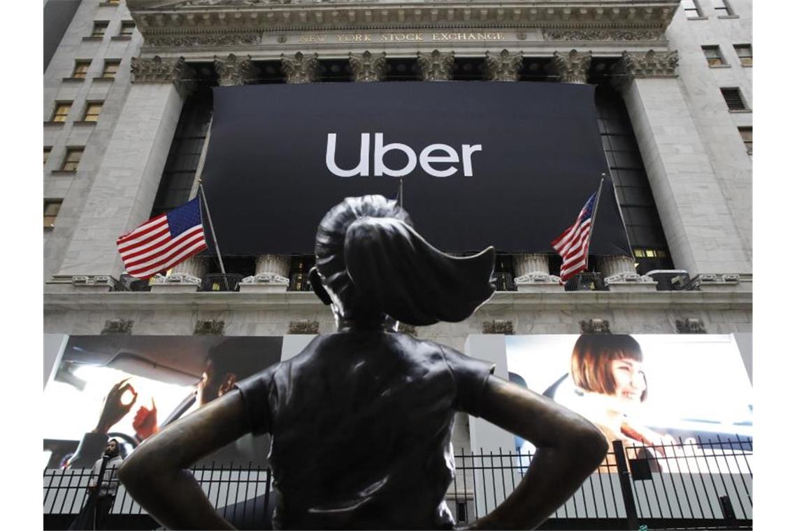 Uber-Banner vor der New Yorker Börse. Der Fahrdienstleister hofft auf reges Interesse der Anleger. Foto: Mark Lennihan/AP