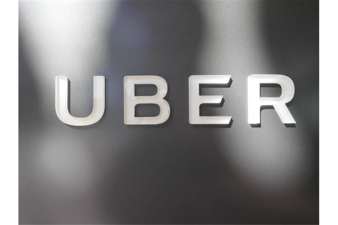Uber-Firmenlogo am Hauptsitz des Unternehmens in San Francisco. Foto: Christoph Dernbach/dpa