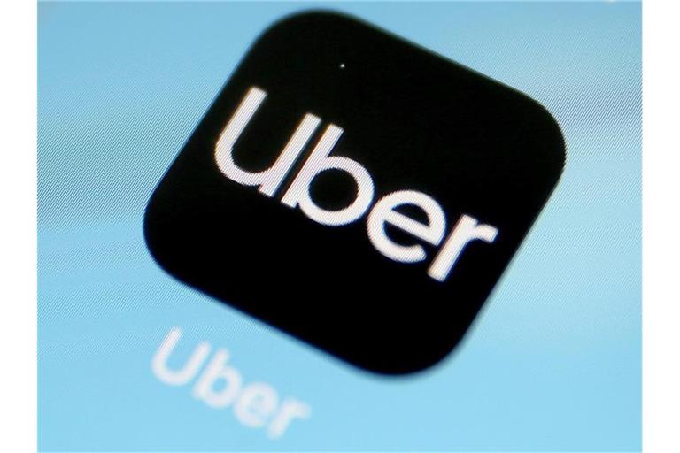 Uber investiert massiv, um Fahrgäste im scharfen Wettbewerb mit Rivalen etwa mit Promo-Aktionen und Sonderangeboten bei der Stange zu halten. Foto: Oliver Berg/dpa