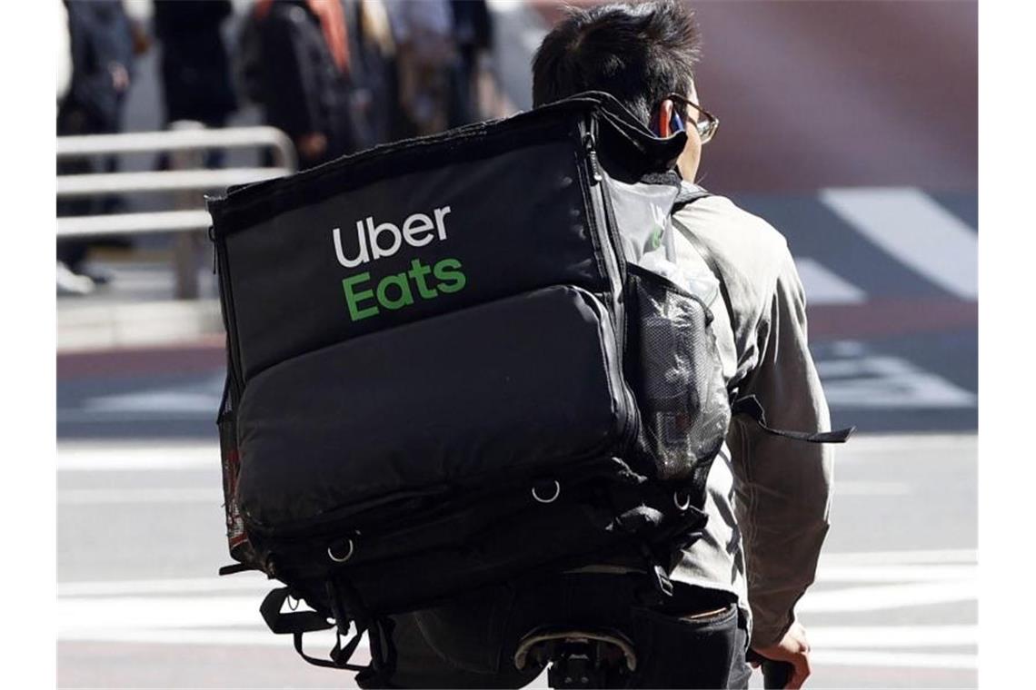 Uber versucht mit seinem Dienst Eats den Markteintritt in Deutschland. In Metropolen wie Tokio (im Bild) gehört der Essenslieferservice bereits zum Stadtbild. Foto: -/kyodo/dpa