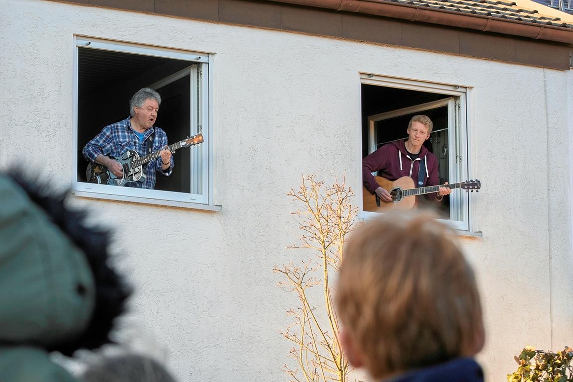 Udo Hauenstein (links) und Sohn Peter musizieren aus ihrer Wohnung heraus. Foto: A. Becher
