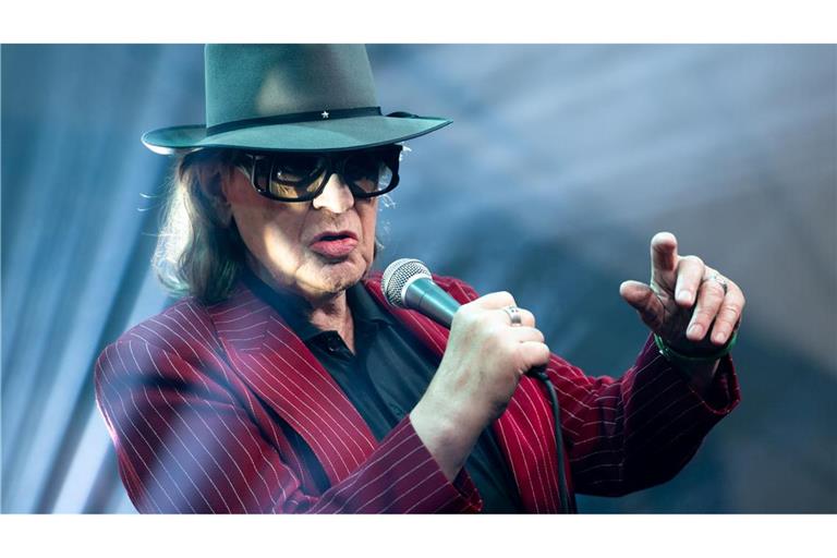 Udo Lindenberg steht bei der Eröffnungsfeier zu seiner Ausstellung auf der Bühne und singt.