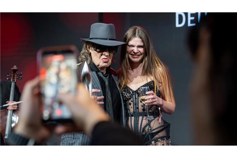 Udo Lindenberg und Ikkimel stehen bei der Verleihung des Deutschen Musikautor*innenpreises zusammen.