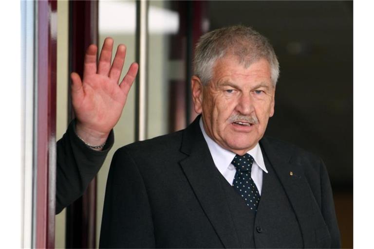 Udo Voigt, ehemaliger Vorsitzender der NPD, steht am Eingang der Willi-Zinnkann-Halle neben einem Ordner. Foto: Arne Dedert/dpa