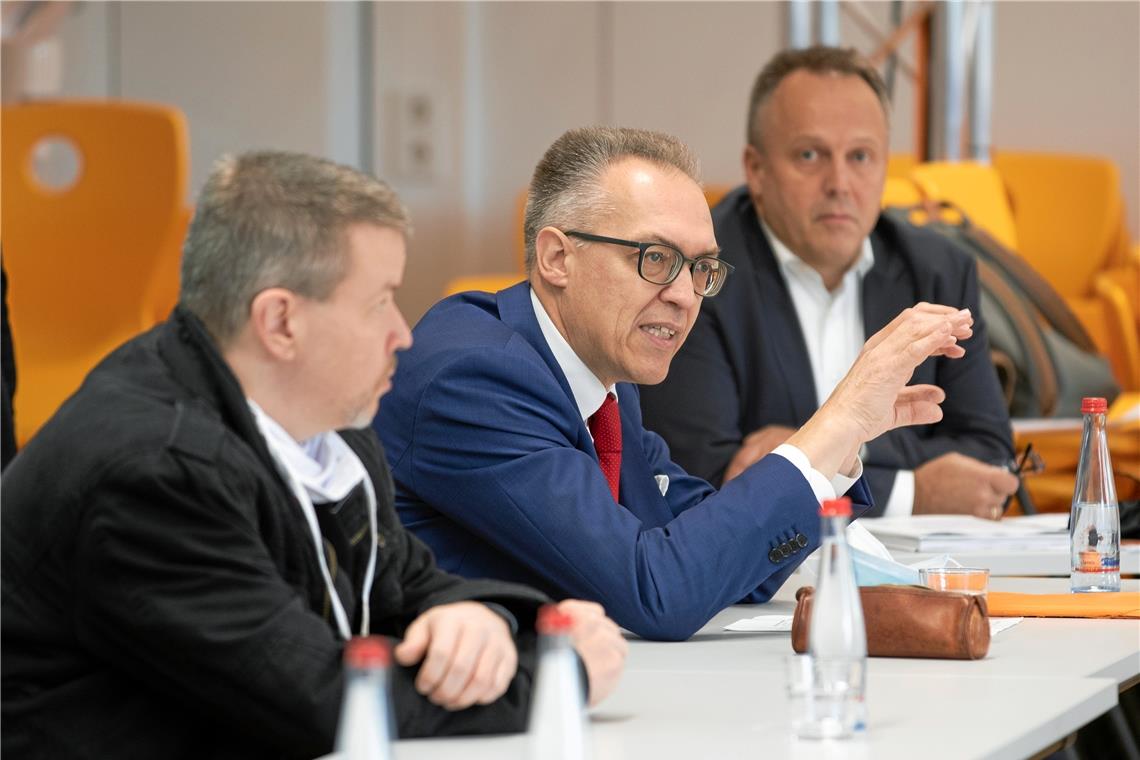 Udo Weisshaar (linkes Foto, Bildmitte) begrüßte im Backnanger Tausgymnasium eine ganze Delegation der Gewerkschaft Erziehung und Wissenschaft, darunter auch Doro Moritz (rechtes Foto), die GEW-Landesvorsitzende in Baden-Württemberg. Fotos: A. Becher