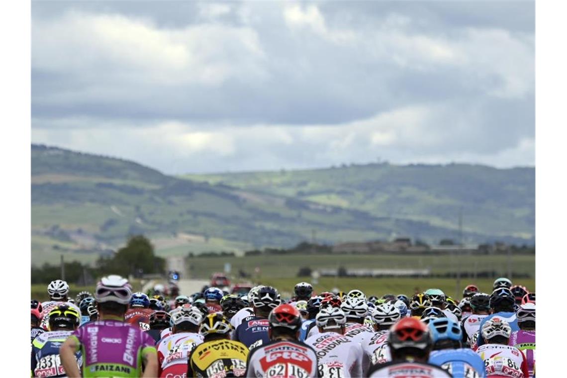 Über 170 Kilometer von Foggia nach Guardia Sanframondi führte die 8. Etappe des 104. Giro d'Italia. Foto: Fabio Ferrari/LaPresse/AP/dpa