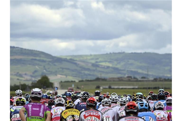 Über 170 Kilometer von Foggia nach Guardia Sanframondi führte die 8. Etappe des 104. Giro d'Italia. Foto: Fabio Ferrari/LaPresse/AP/dpa