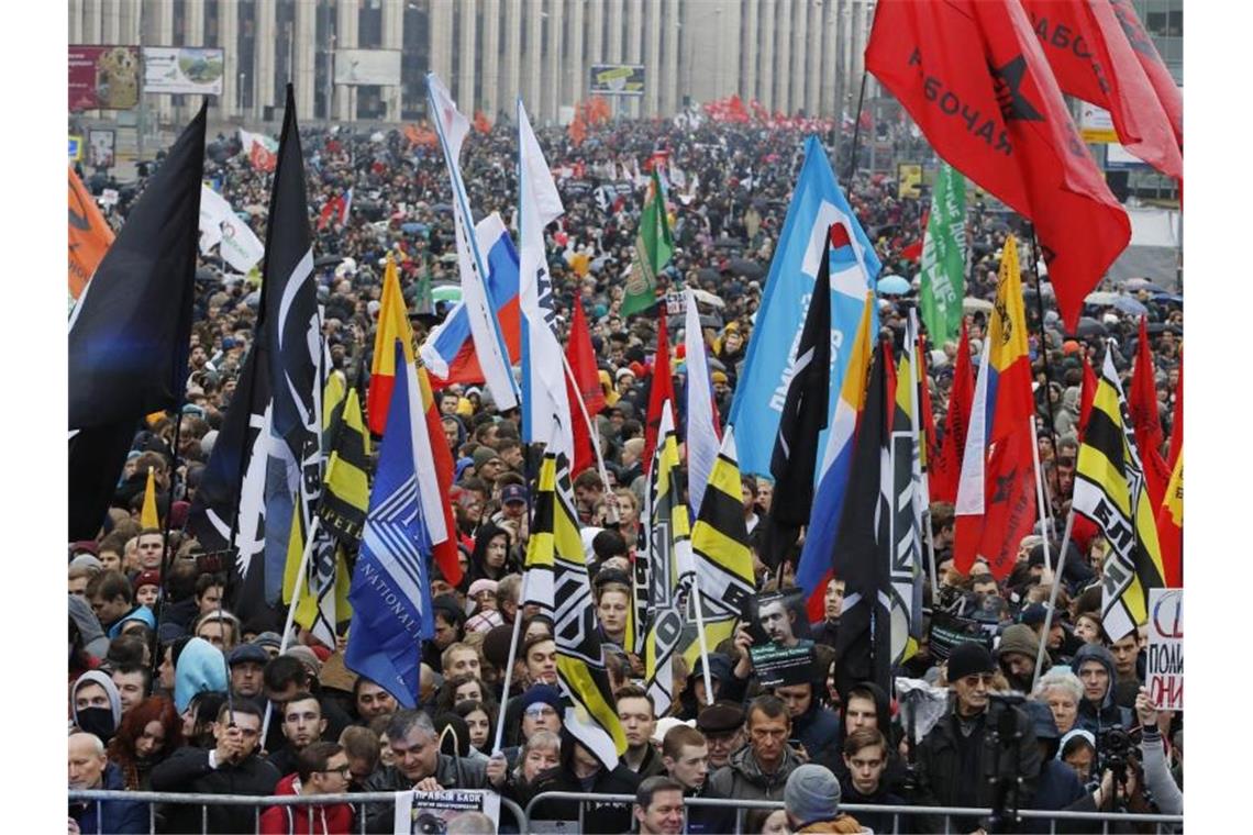 Über 20.000 Demonstranten protestieren in Moskau. Foto: Dmitri Lovetsky/AP