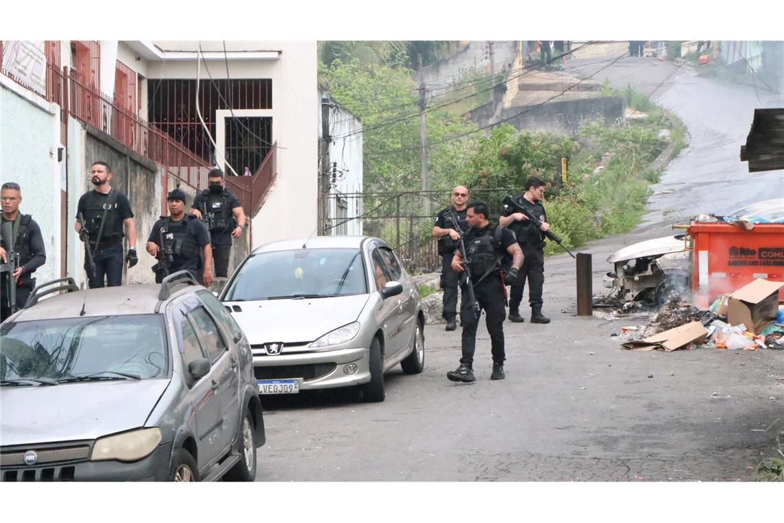 64 Tote bei Polizeieinsatz gegen Drogenbande in Rio Über 2.500 Beamte waren bei der Operation gegen ein Verbrechersyndikat im Einsatz.