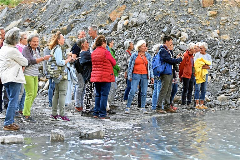 Über 40 Teilnehmer waren der Einladung gefolgt, sich im Steinbruch in Zwingelhausen auf die Spuren der tierischen Bewohner zu machen. Foto: Tobias Sellmaier