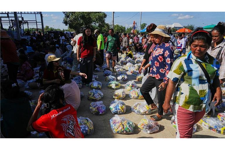 Über 500.000 Personen auf beiden Seiten des Grenzkonflikts wurden durch die Gefechte in die Flucht gedrängt. Hier warten Evakuierte in der Provinzstadt Banteay Menchey in Kambodscha auf eine Spende von einer lokalen Wohltätigkeitsorganisation.