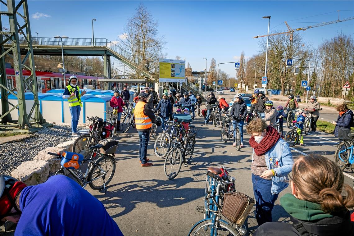 Fahrradfahrer fordern mehr Sicherheit Über 70 Radler begrüßten Jürgen Ehrmann (ADFC-Vorsitzender) und sein Mitstreiter Bertram Ribbeck (Klimaentscheid Backnang) am Backnanger Bahnhof zur Zweiradaktion.
