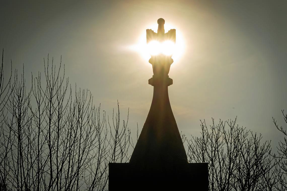Über acht Stunden lang ließ sich die Sonne am 29. Februar blicken, wie hier über der Friedhofkapelle des Stadtfriedhofs. Foto: Alexander Becher