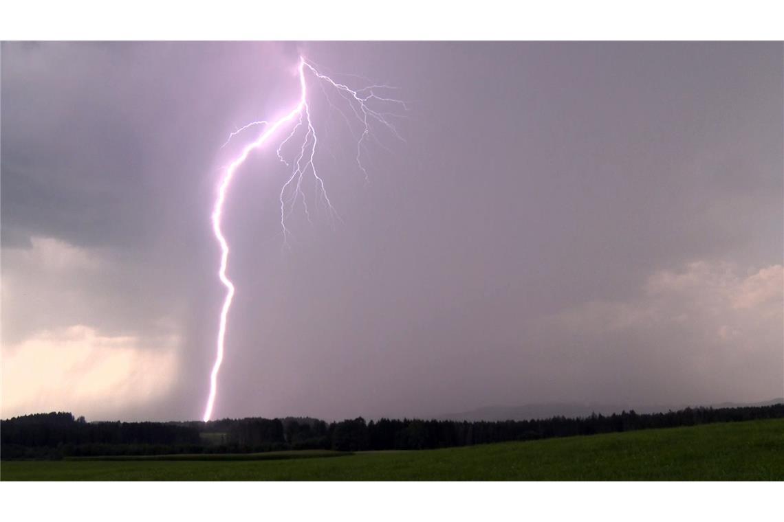 Mehrere Brände nach Blitzeinschlägen im Südwesten Über Baden-Württemberg zogen am Wochenende teils starke Unwetter (Symbolbild).