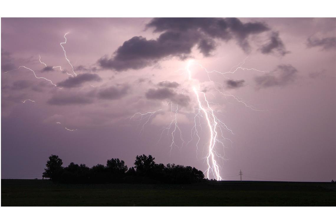 Warnung vor schweren Unwettern: Uefa äußert sich zum Anpfiff Über Bayern sollen sich am Mittwochabend heftige Gewitter entladen. (Symbolbild)