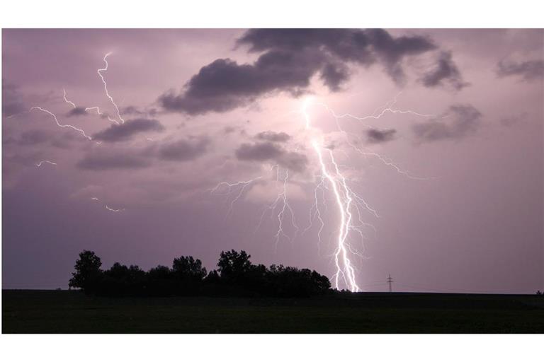 Über Bayern sollen sich am Mittwochabend heftige Gewitter entladen. (Symbolbild)