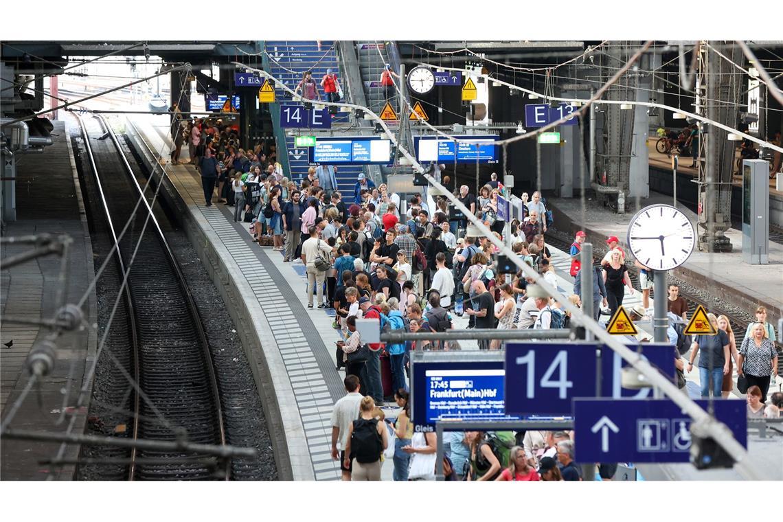 Volle Züge am Wochenende - Baustellen bremsen Verkehr aus Über das lange Wochenende müssen sich Reisende auf volle Züge einstellen. (Archivbild)