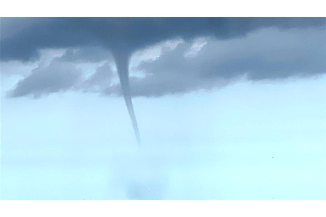Tornado über dem Bodensee Über dem Bodensee war eine Wasserhose zu sehen (Symbolbild).