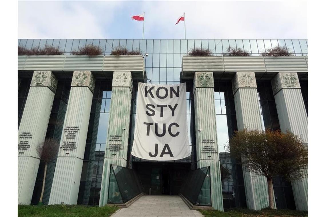 Über dem Eingang des Obersten Gerichts in Warschau hängt ein Banner mit der Aufschrift „Konsytucja“ (Verfassung). Foto: Natalie Skrzypczak/dpa