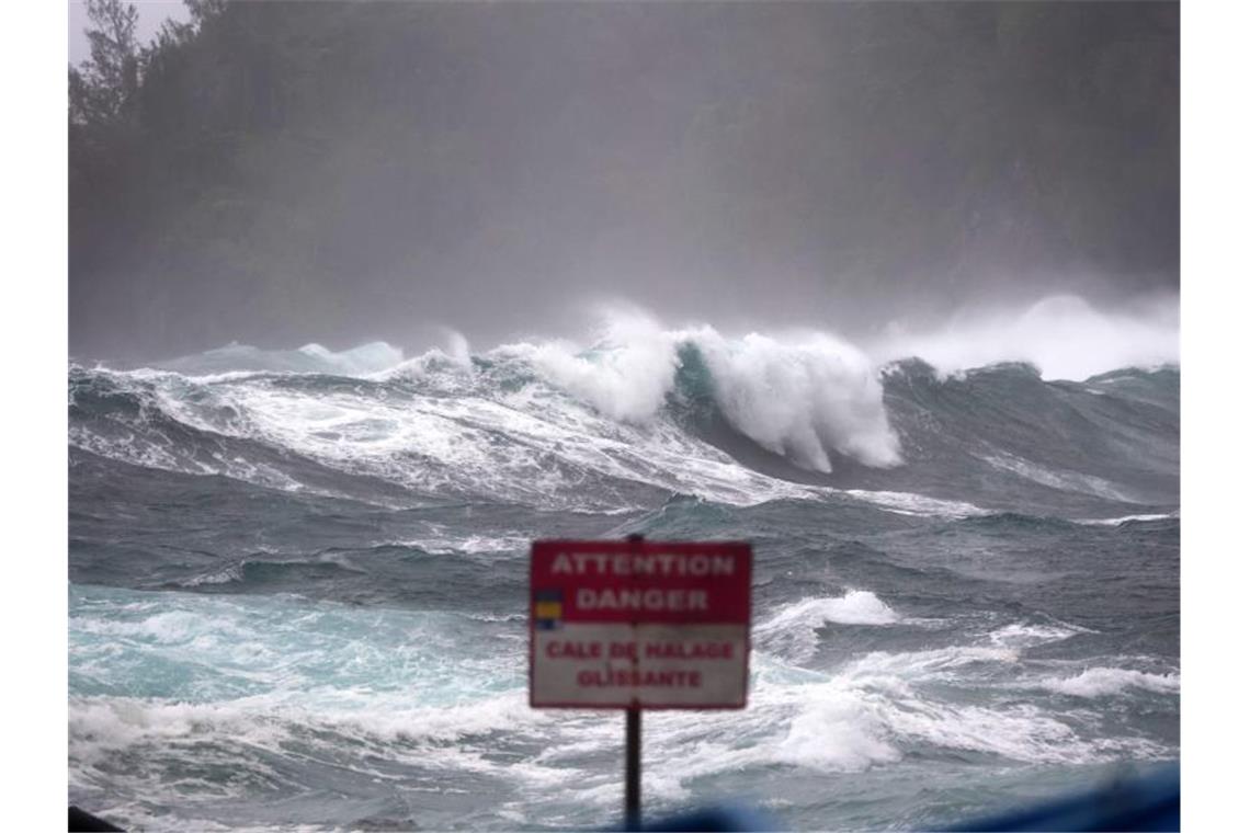 Über dem französischen Überseegebiet La Réunion wütet ein starker Sturm. Foto: Richard Bouhet/AFP/dpa