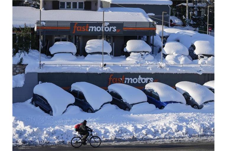 Über dem Großraum Athen sind ungewöhnlich starke Schneefälle niedergegangen. Foto: Thanassis Stavrakis/AP/dpa