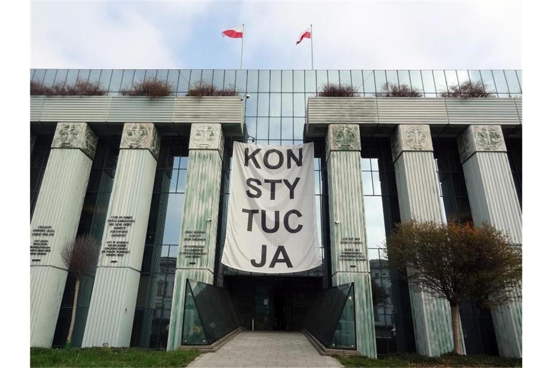 Über dem Haupteingang des Obersten Gerichts in Warschau hängt ein Banner mit der Aufschrift „Konsytucja“ (Verfassung). Der Europäische Gerichtshof urteilt über einen Teil der umstrittenen polnichen Justizreformen. Foto: Natalie Skrzypczak