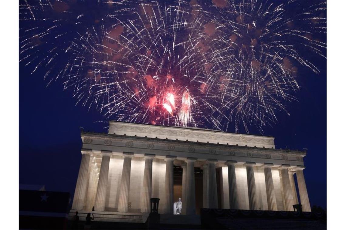 Über dem Lincoln Memorial zeigt sich das traditionelle Feuerwerk. Foto: Susan Walsh/AP