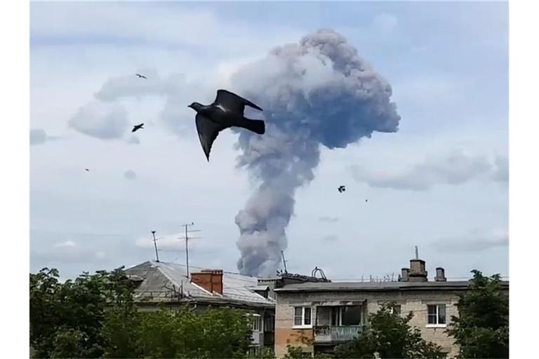 Über dem Munitionsbetrieb im russischen Dserschinsk steigt eine große Rauchwolke auf. Foto: Alina Yegorova/Alina Yegorova/AP