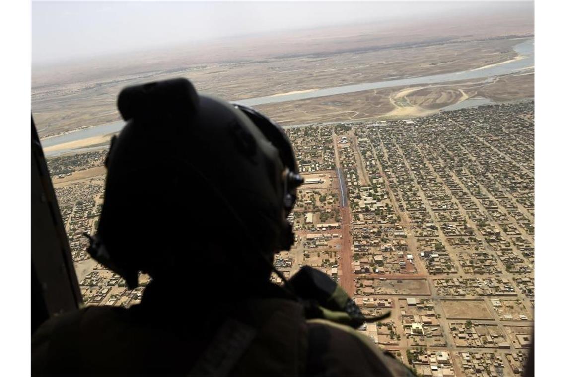Terrorgruppen können in Sahelzone „uneingeschränkt agieren“ Über dem Norden von Mali: Ein französischer Soldat sieht aus einem Militärhubschrauber. Foto: Christophe Petit Tesson/EPA POOL/AP/dpa/Archiv