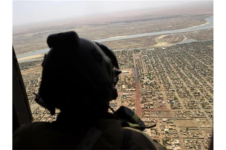 Über dem Norden von Mali: Ein französischer Soldat sieht aus einem Militärhubschrauber. Foto: Christophe Petit Tesson/EPA POOL/AP/dpa/Archiv