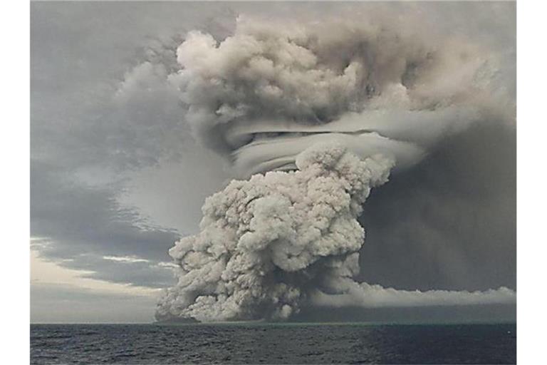 Über dem Vulkan Hunga Ha'apai steigt eine große Asche-, Dampf- und Gaswolke bis in eine Höhe von 18 bis 20 Kilometer über dem Meeresspiegel auf. Foto: Tonga Geological Services/ZUMA/dpa
