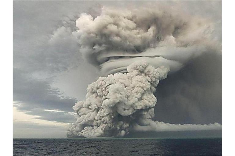 Über dem Vulkan Hunga-Tonga-Hunga-Ha'apai steigt eine große Asche-, Dampf- und Gaswolke über dem Meeresspiegel auf. Foto: Tonga Geological Services/ZUMA Press Wire Service/dpa