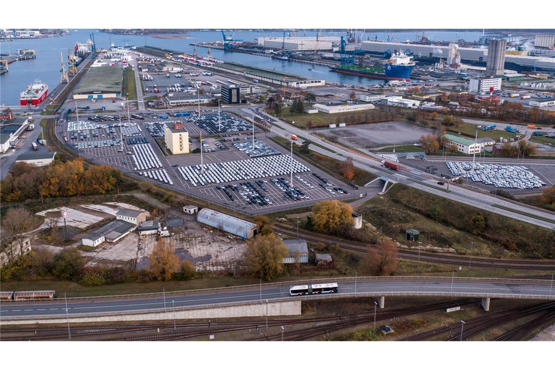 Über den Rostocker Hafen soll Wasserstoff in Form von Ammoniak nach Deutschland gelangen. (Archivbild)