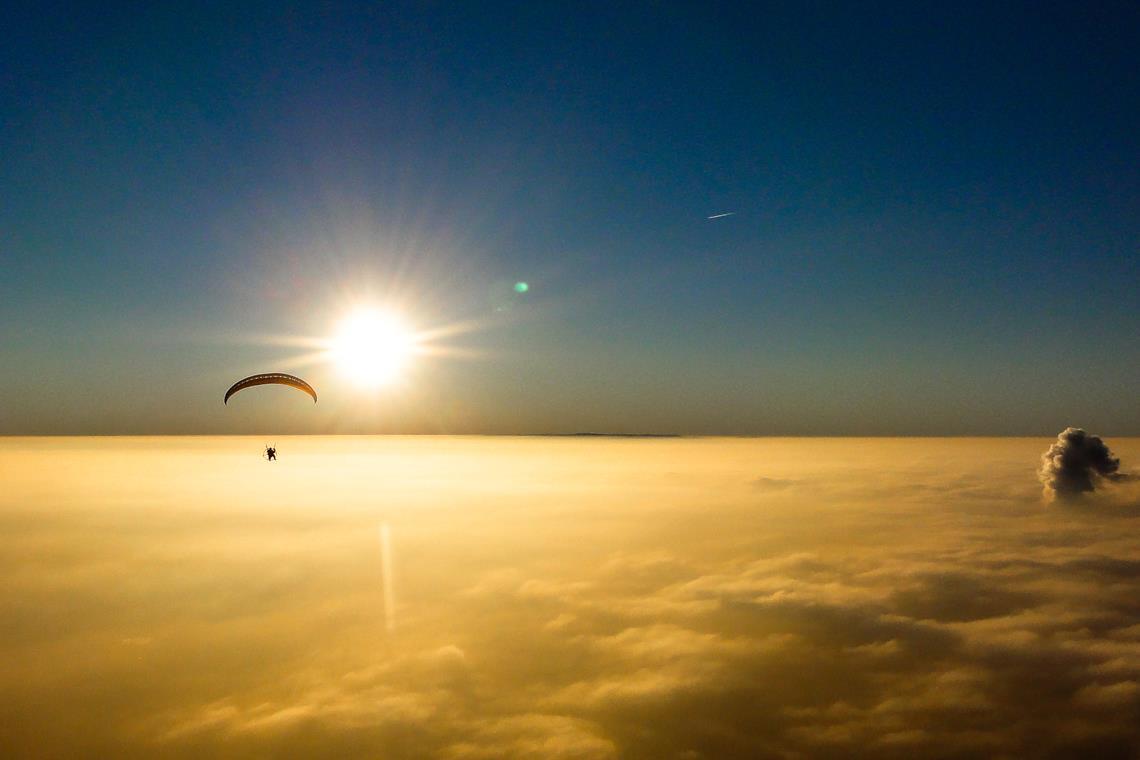 Mit dem Flyke die Welt von oben entdecken Über den Wolken.