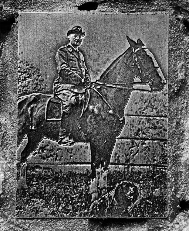 Über der Gedenktafel am Heppbrunnen wurde jetzt ein Bronze-Relief angebracht und gestern seiner Bestimmung übergeben, das den Forstmeister Theodor Hepp hoch zu Ross zeigt. Foto: J. Fiedler