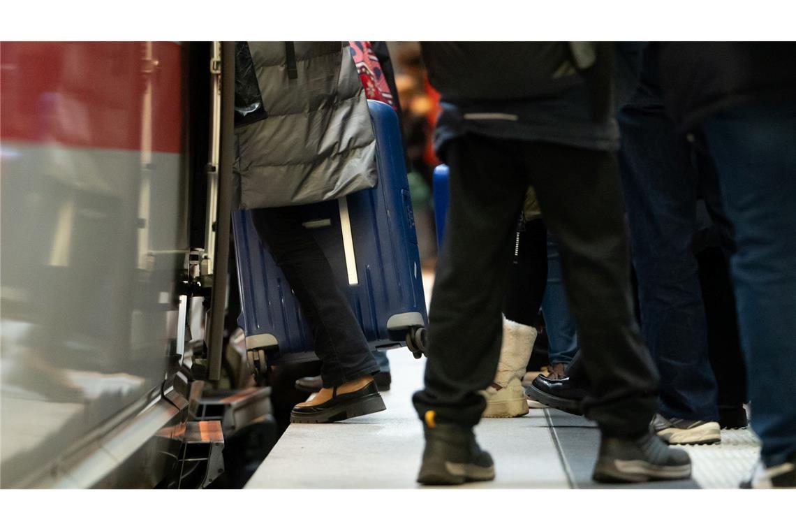 Über die Feiertage verreisen viele Menschen mit der Bahn. (Archivbild)