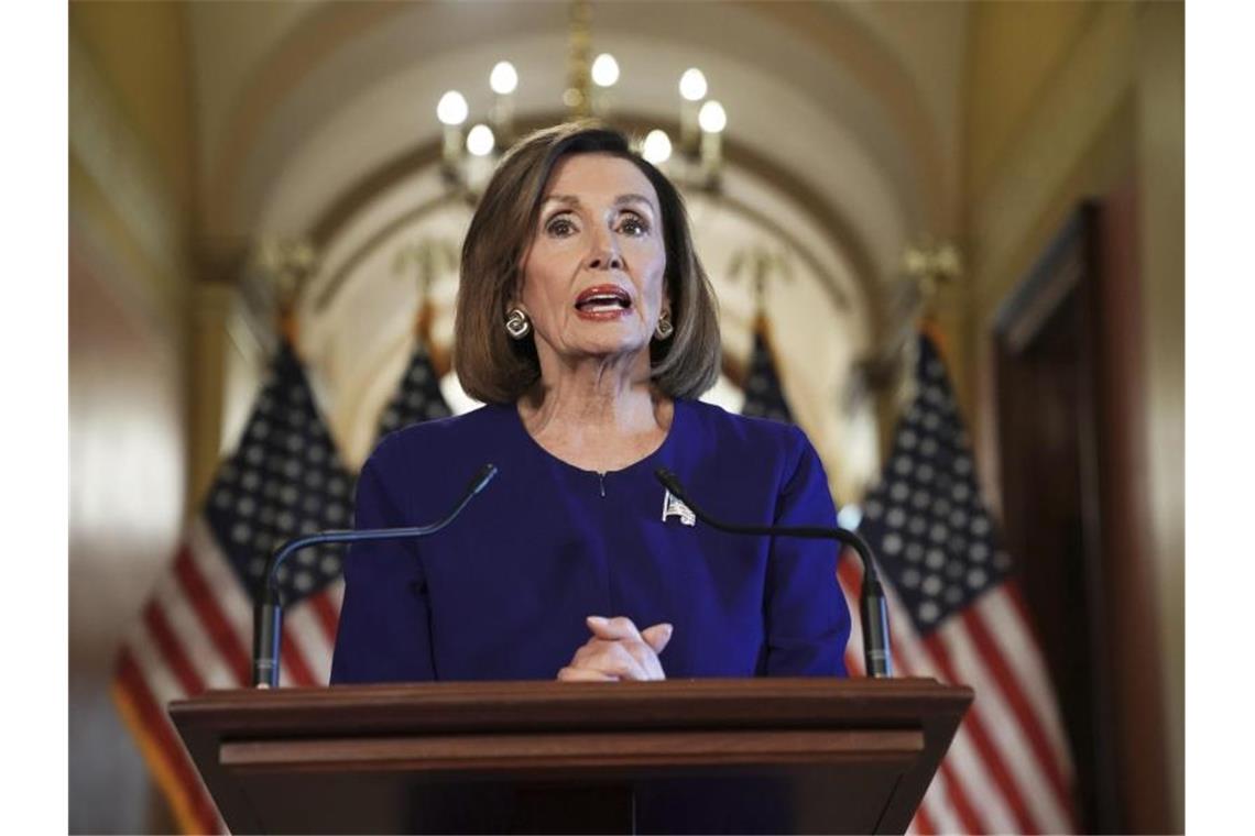 Über die Frontfrau der Demokraten, die Vorsitzende des Repräsentantenhauses, Nancy Pelosi, sagte Trump, sie sei entweder „wirklich dumm“, „nicht mehr ganz richtig“ oder unehrlich. Foto: Andrew Harnik/AP/dpa