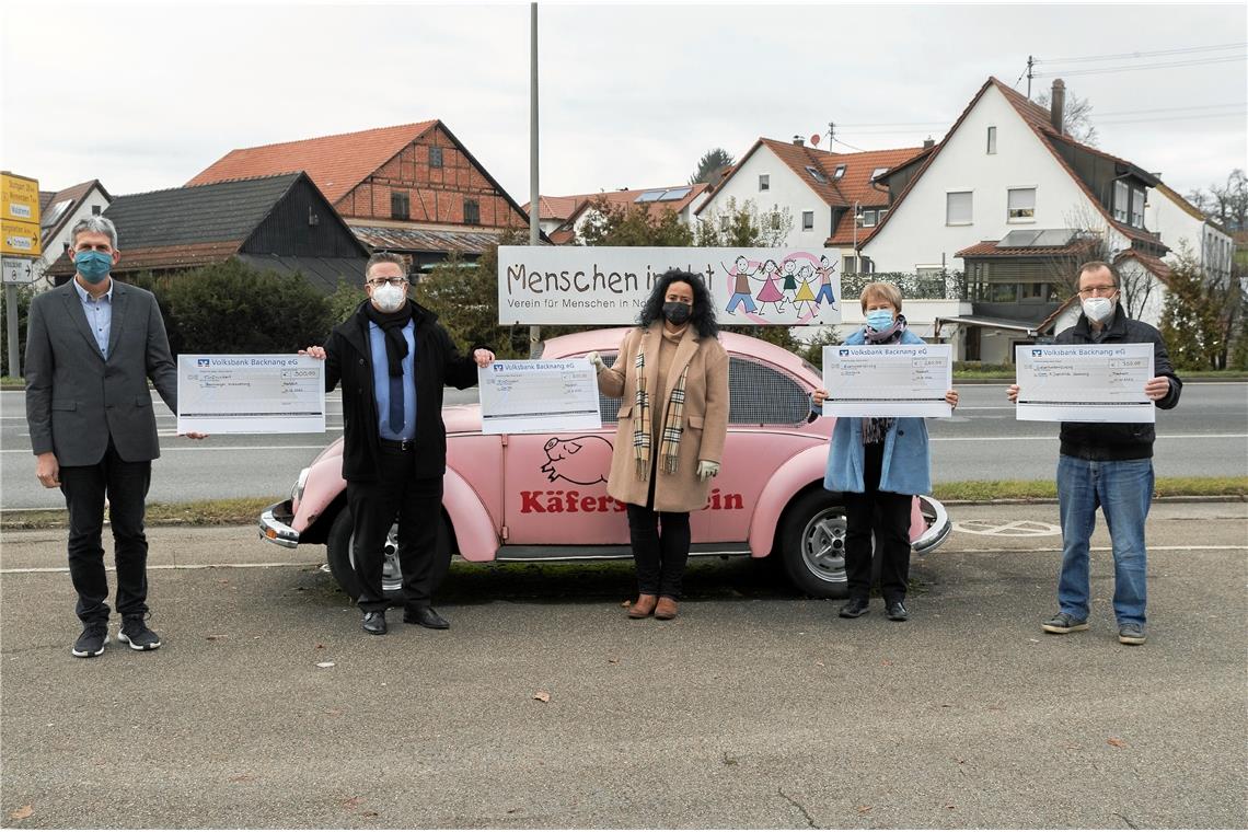 Vereine zeigen ihr Herz für Bedürftige Über die Spende von insgesamt 2000 Euro freuen sich (von links): BKZ-Redakteur Matthias Nothstein, Sven Gürtler, Cornelia Eusebi und Eva-Maria Gürtler-Heltsch vom Hilfsverein „Menschen in Not“ sowie Heinz Franke (Vorsitzender Verein Kinder- und Jugendhilfe). Fotos: J. Fiedler