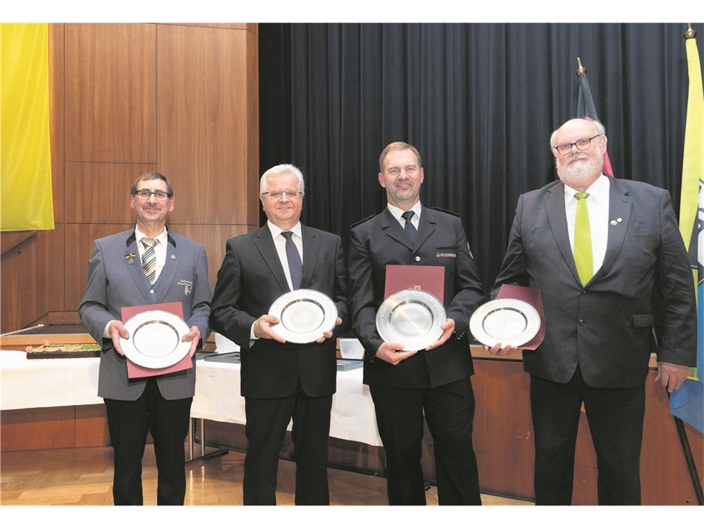 Lohn für außergewöhnliches Engagement Über die Würdigung ihrer Leistung durch OB Nopper und den Ehrenteller der Stadt Backnang freuen sich (von links): Helmut Schaber, Georg Hopp, Bernd Haisch und Klaus Otto.Foto: J. Fiedler