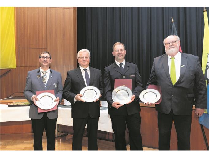 Über die Würdigung ihrer Leistung durch OB Nopper und den Ehrenteller der Stadt Backnang freuen sich (von links): Helmut Schaber, Georg Hopp, Bernd Haisch und Klaus Otto.Foto: J. Fiedler