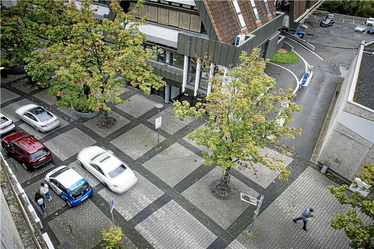 Über diese Gasse neben dem Drogeriemarkt Müller sollen Autos in die Grabenstraße einbiegen. Doch die Ein- und Ausfahrt des Parkhauses müsste dafür teuer zurückgebaut werden. Foto: Alexander Becher