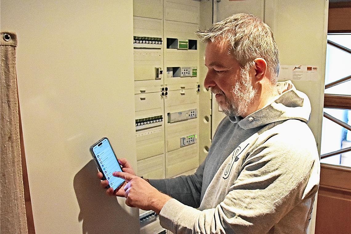 Smart Home: Mehr als nur ein Date mit Alexa Über eine App kann Sven Semet seine Befehle an den Zählerkasten weitergeben, der dann die Geräte steuert. Foto: Tobias Sellmaier