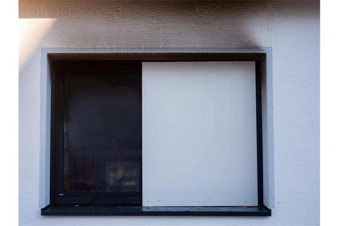 Bluttat mit fünf Toten: Vater tötet Familie und sich selbst Über einem Fenstersims sind am Haus in der Elberfelder Straße Rußspuren zu sehen. Foto: Jonas Güttler/dpa