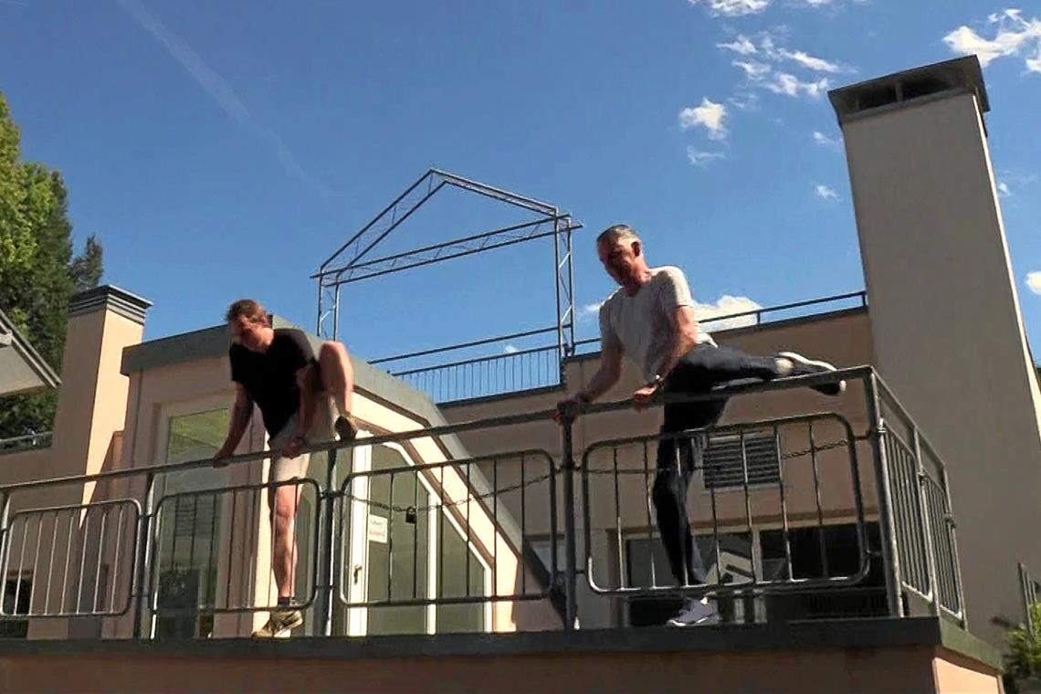 Wenn Backnang plötzlich in Spanien liegt Über Geländer und Mauern in Backnang führt die Verfolgung eines Einbrechers Dennis Eitle (links) und Ingo Mayer. Fotos: F. Omlor