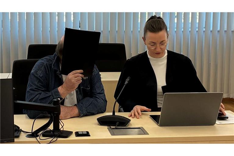Über Jahre soll der Angeklagte unter anderem seine Stieftochter sexuell missbraucht haben.