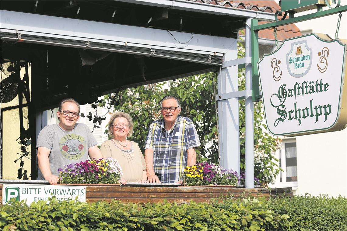 Über Jahrzehnte eine beliebte Adresse in Backnang: Gaststätte Scholpp mit Jochen, Ursel und Ernst Kress. Archivfoto: A. Becher